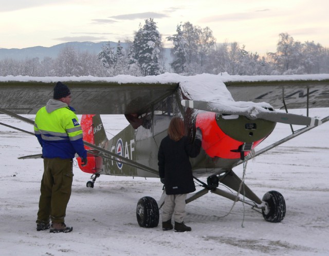 Her har vi et fly som gjerne vil under tak! Per Olav Hre og Nora Dahl diskuterer mulige navn p flyet. Men er det gutt eller jente?