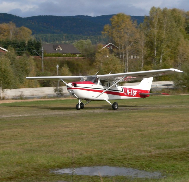 Robert Selmer tar av med LN-ASF p bane 28. Fortsatt bltt etter lrdagens regnbyger