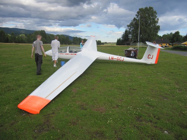 Thomas Larsen fly frste solo 1. august 2010