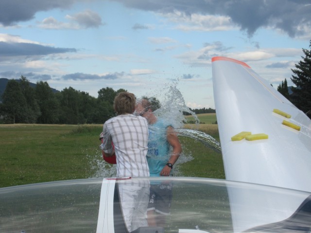 Thomas Larsen fly frste solo 1. august 2010