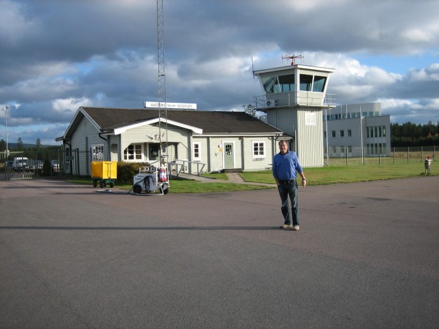 En blid J&oslash;rn foran et vakkert klubbhus i Hagfors - 22.10.08