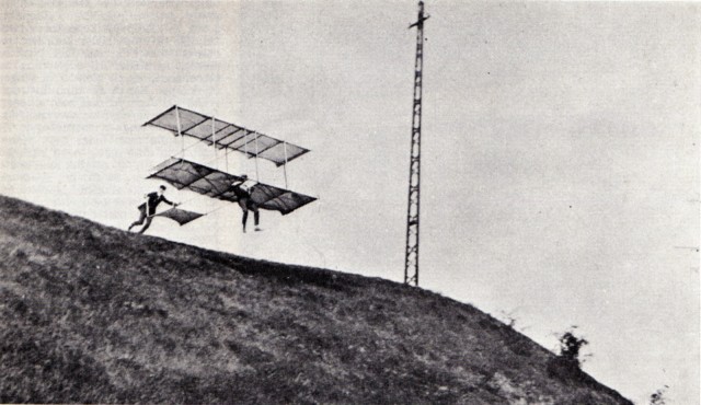 Bildet viser Jrgen Glersen med sin hengeglider, tatt i Lier i 1912. Desverre har det sneket seg inn feil bilde av Jrgen Glersen i historieboken om Drammen Flyklubb.