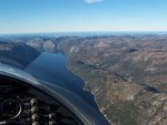 LN-DFL med kurs ut Lysefjorden