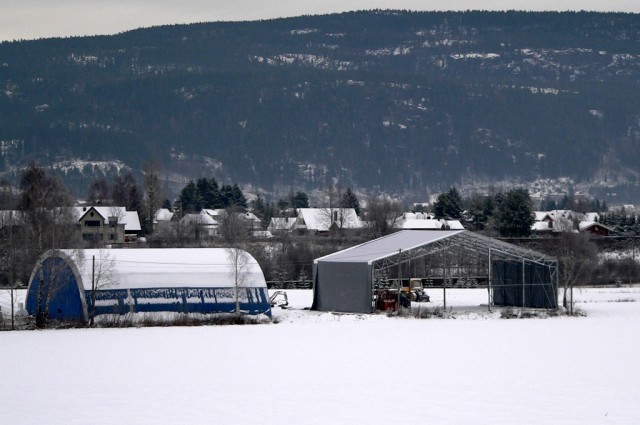 Montering av ny hangar. Bildet ble tatt 25. november 2004