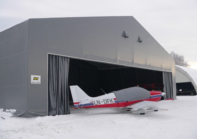 Ny hangar ferdig montert. Bildet ble tatt 4. desember 2004