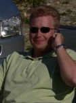 Odd Gunnar er mer opptatt av  prate i telefonen enn  konsetrere seg