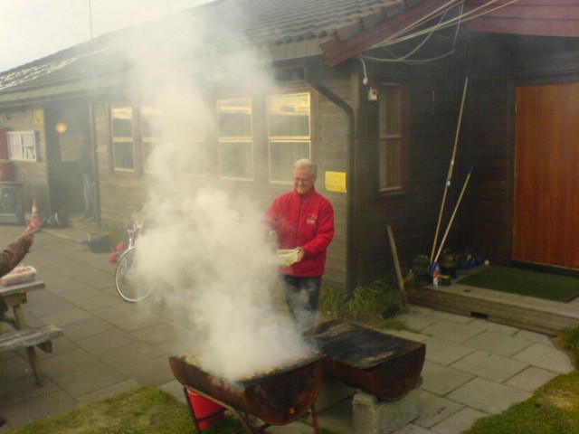 Grillsjef Vidar Ingebretsen, og stolt eier av ny Ventus (som ikke gr noe bedre enn LS-6!), i grillosen.