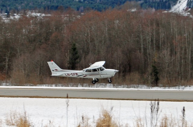 Wing-low metode og 10 grader flap. Sterk sidevind og en turbulent dag p ENNO!