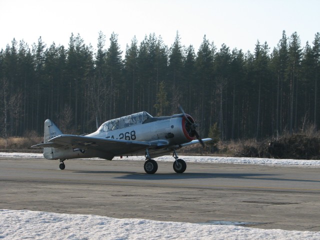 Harvard/Texan AT-6 LN-TEX akkurat i det halehjulet tar bakken